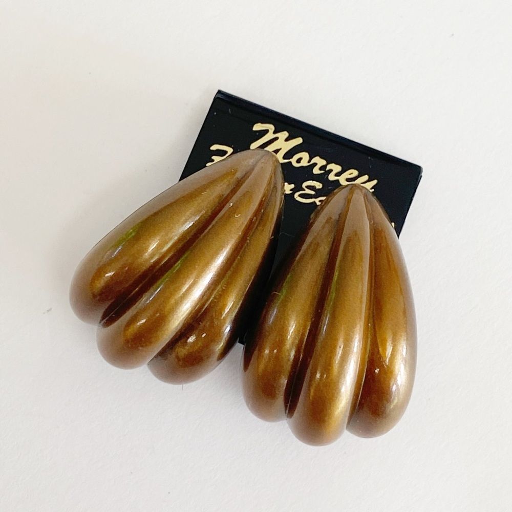Vintage shell shaped earrings coppery brown plastic pierced
